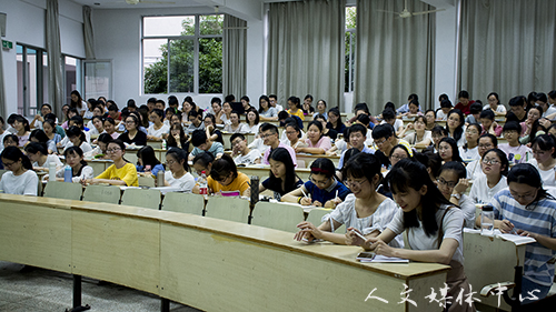 bv伟德源自英国始于1946举行教师考编经验交流会