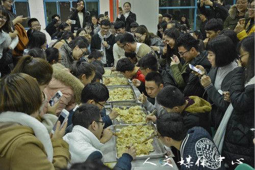 人文团学会内部包饺子活动顺利举行