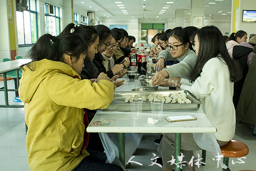 同包饺子 情暖冬日 人文团学会包饺子活动顺利举行