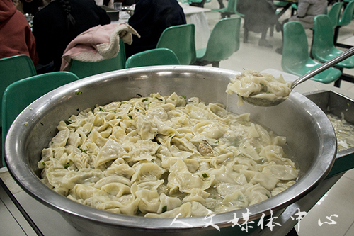 同包饺子 情暖冬日 人文团学会包饺子活动顺利举行