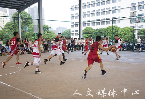 挥洒青春 永不言弃  人文篮球队憾负艺术学院