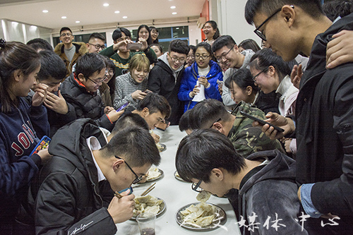 同包饺子 情暖冬日 人文团学会包饺子活动顺利举行