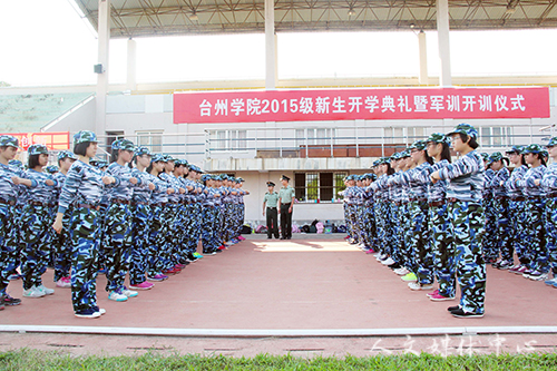 沙场秋点兵 走进人文新生军训营