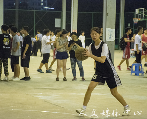 挥洒青春 永不言弃  人文篮球队憾负艺术学院