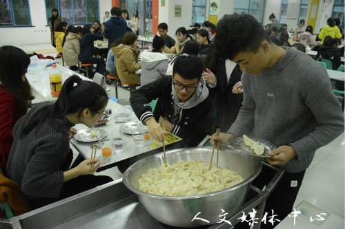 人文团学会内部包饺子活动顺利举行