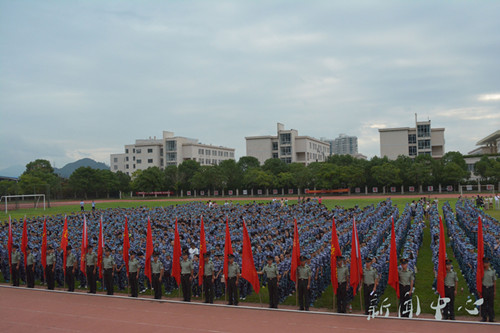 【迷彩，青春】系列一   绿满红场，笑盈军装：2014新生军训典礼圆满落幕