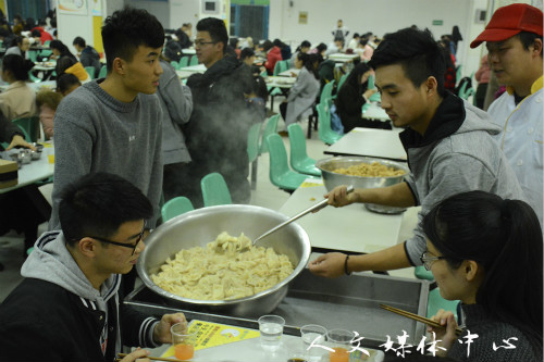 人文团学会内部包饺子活动顺利举行